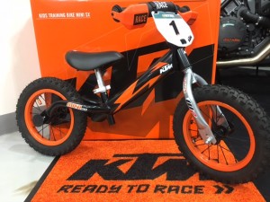 店内全品送料無料 KTM ラジカルトレーニングバイク　新品未開封 三輪車/乗り物